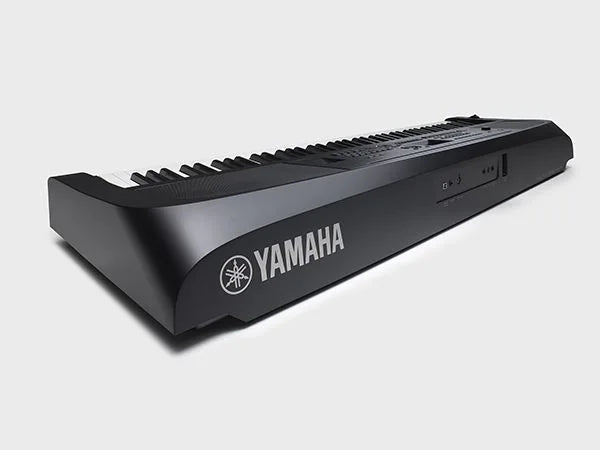 Yamaha DGX670 con supporto e pedaliera