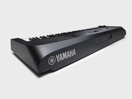 Yamaha DGX670 con supporto e pedaliera