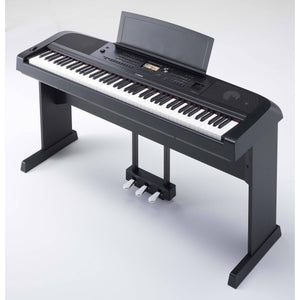 Yamaha DGX670 con supporto e pedaliera